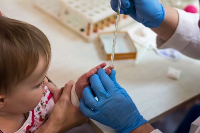 Diagnostic des helminthiases chez un enfant à l'aide d'un test sanguin. 