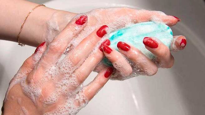 se laver les mains avec du savon pour prévenir l'infection par les vers